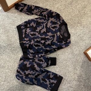 Barefoot dreams set. Size medium